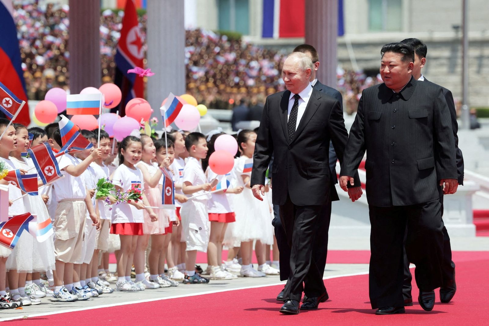 Президент России Владимир Путин с лидером КНДР Ким Чен Ыном на встрече в Пхеньян, куда он приехал впервые с 2000 года. По итогам визита стороны заключили договор о всеобъемлющем стратегическом партнерстве. Ким Чен Ын сказал, что его страна полностью 