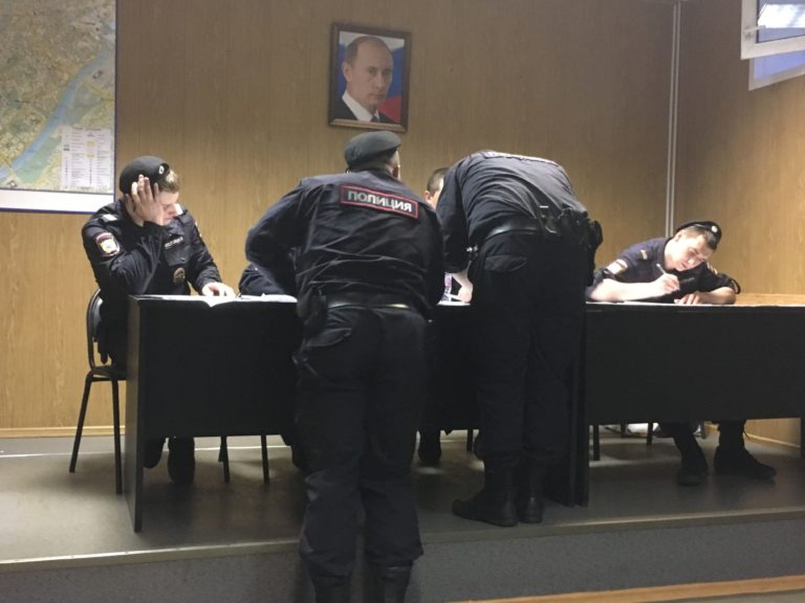 Сотрудники полиции составляют рапорты после задержаний протестующих на акциях 21 апреля 2021 года. ОМВД Хамовники / МОХ Сотрудники полиции составляют рапорты после задержаний протестующих на акциях 21 апреля 2021 года. ОМВД Хамовники / МОХ