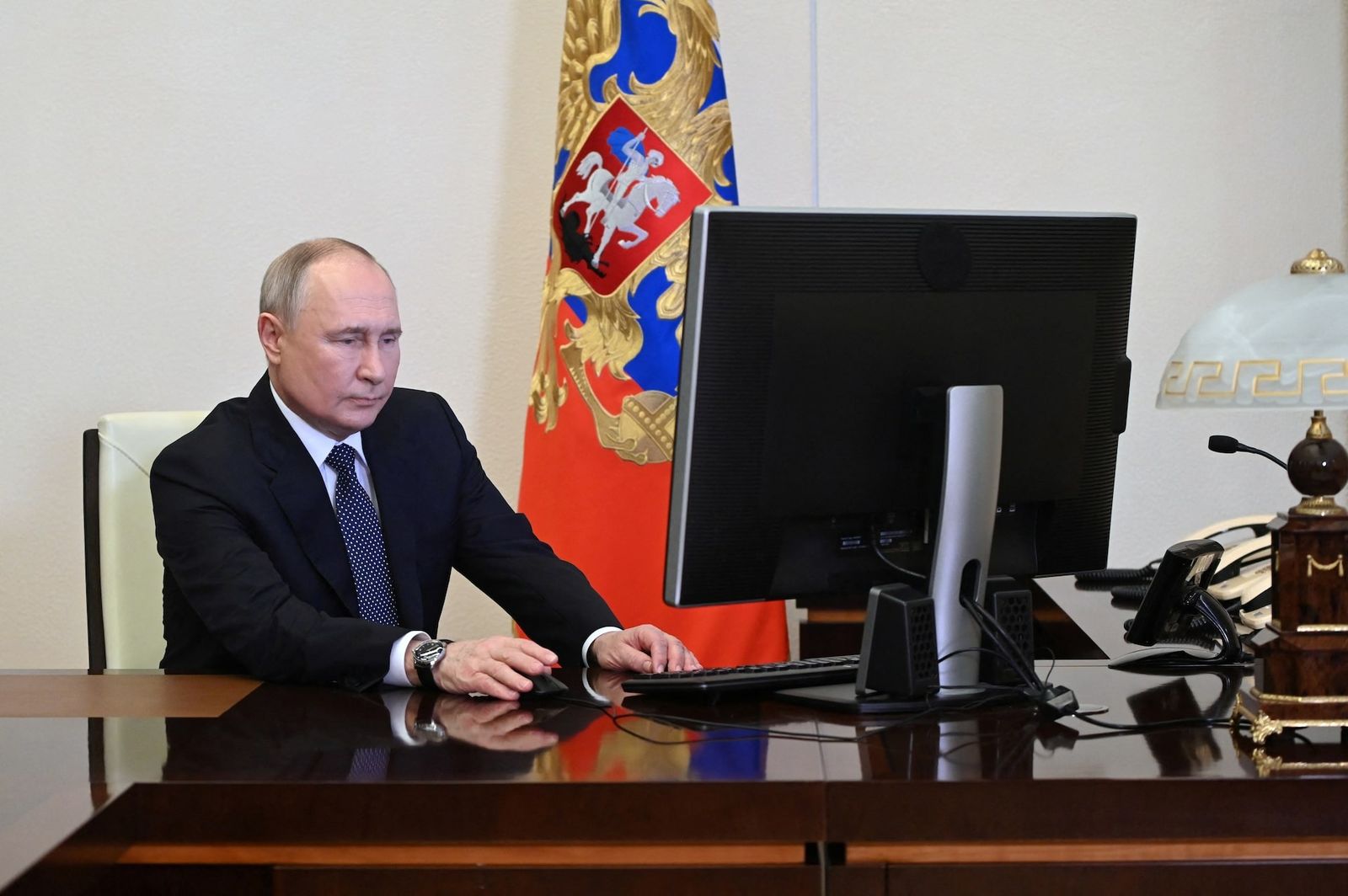 Владимир Путин участвует в дистанционном электронном голосовании на президентских выборах в подмосковной резиденции «Ново-Огарево». 15 марта / Sputnik/Pavel Byrkin / Kremlin via REUTERS 