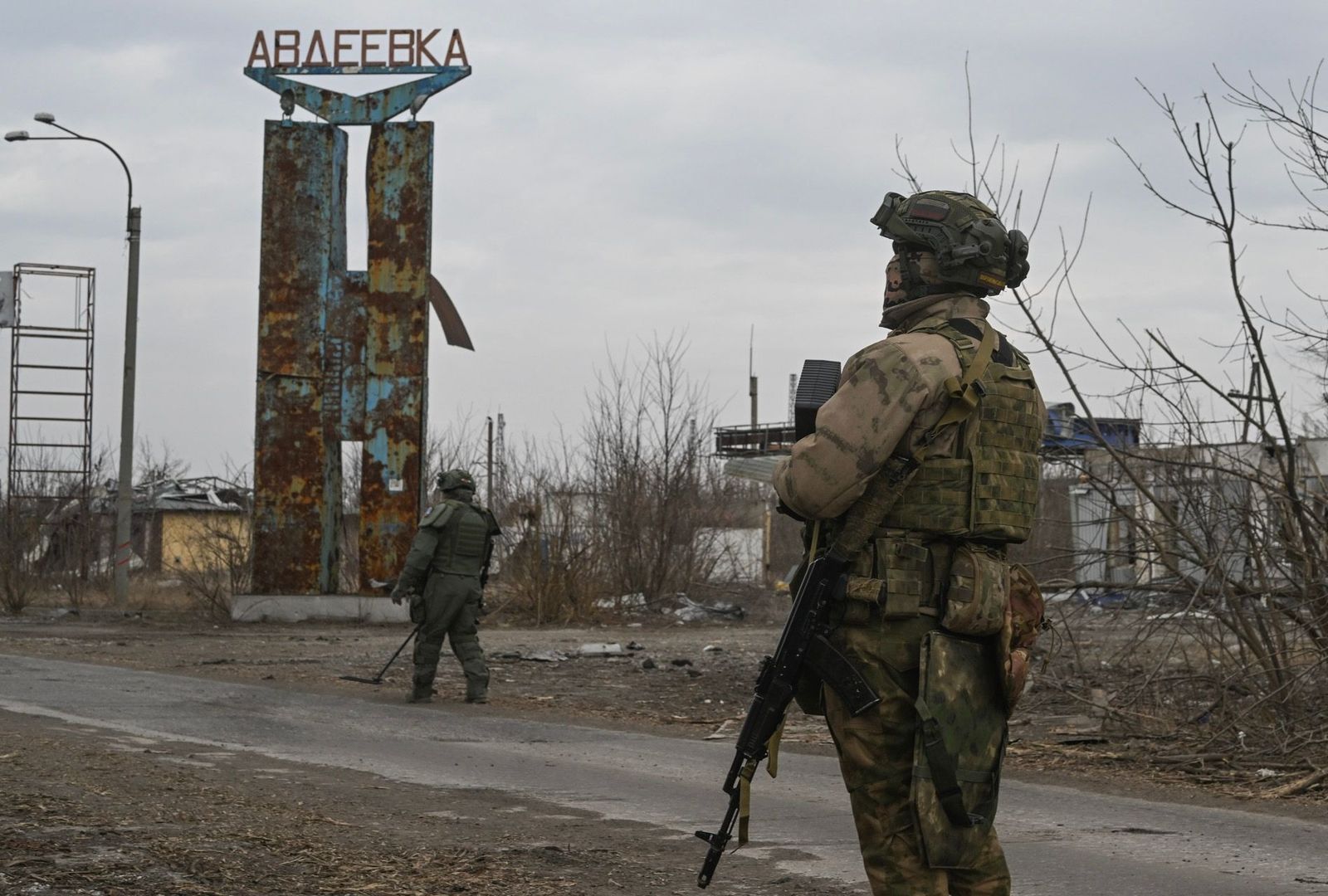Российские военнослужащие исследуют территорию Авдеевки в поисках взрывных устройств. Российские войска многократно пытались захватить Авдеевку с февраля 2022 года. С осени 2023-го они начали масштабное наступление на город. 7 марта / Станислав Краси