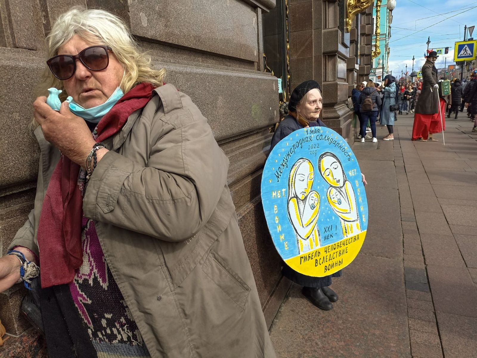 Петербургская художница Елена Осипова продолжает выходить на антивоенные акции. Журналистов «Новой газеты» Елену Лукьянову и Алексея Душутина задержали во время съемки пикета. А 9 мая на пожилую активистку напали двое неизвестных возле подъезда и ото