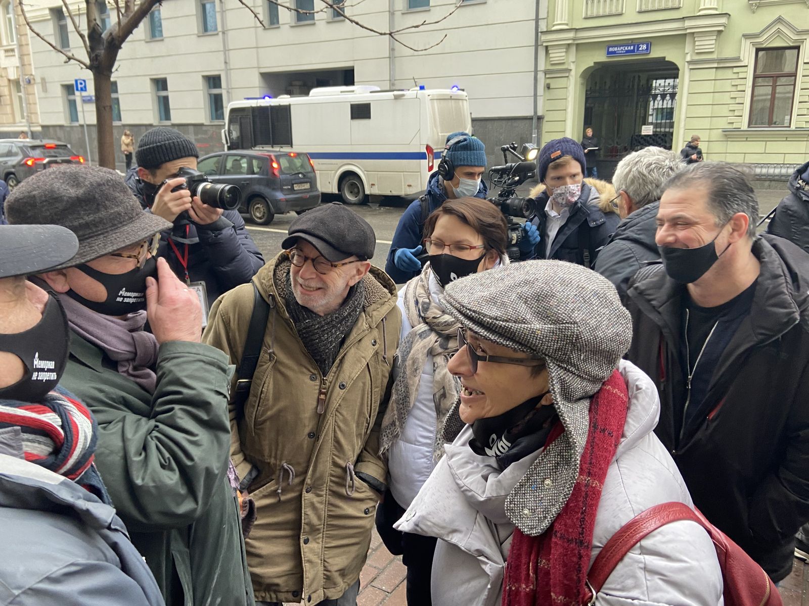 Поддержать «Мемориал» к зданию Верховного суда пришел поэт и публицист Лев Рубинштейн, который близко дружит с участниками проекта / Костя Сиденко Поддержать «Мемориал» к зданию Верховного суда пришел поэт и публицист Лев Рубинштейн, который близко дружит с участниками проекта / Костя Сиденко