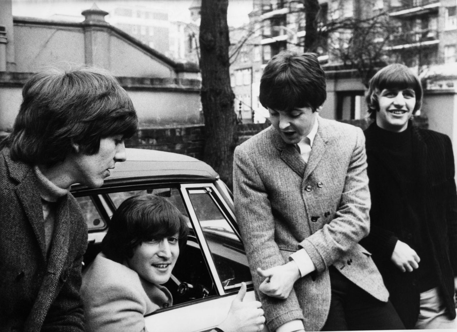 Джон Леннон сдал экзамен по вождению в Вейбридже в феврале 1965 года. Пол Маккартни, Ринго Старр и Джордж Харрисон пришли его поздравить / Фото: Неизвестный автор 