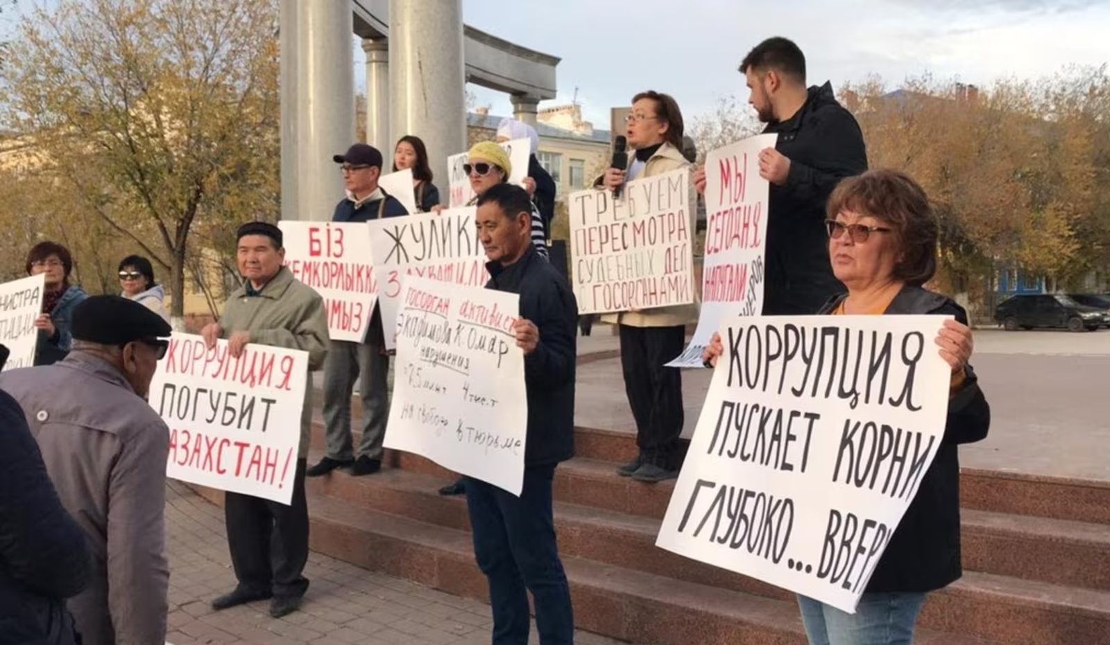 Протестующие хотели добиться реформ и повышения уровня жизни, выражали гнев по отношению к правительству и президенту, требовали лишить Назарбаева привилегий. / Источник Протестующие хотели добиться реформ и повышения уровня жизни, выражали гнев по отношению к правительству и президенту, требовали лишить Назарбаева привилегий. / Источник