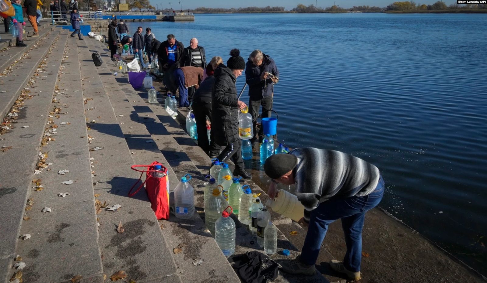Жители Херсона набирают воду из реки Днепр, поскольку в городе проблемы с водоснабжением. 16 ноября / Efrem Lukatsky / AP / Radio Liberty