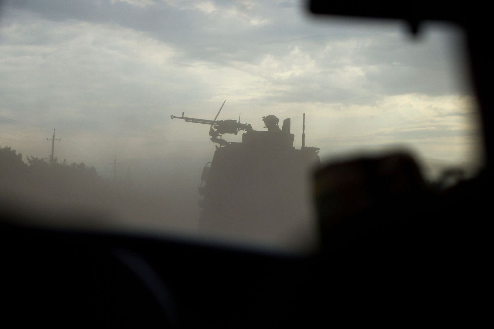Бронированный военный автомобиль, сопровождающий Владимира Зеленского во время его визита на позиции ВСУ в Донецкой области. Президент Украины посетил боевые бригады, сражающиеся в составе оперативно-тактической группировки «Донецк». 5 сентября / Пре