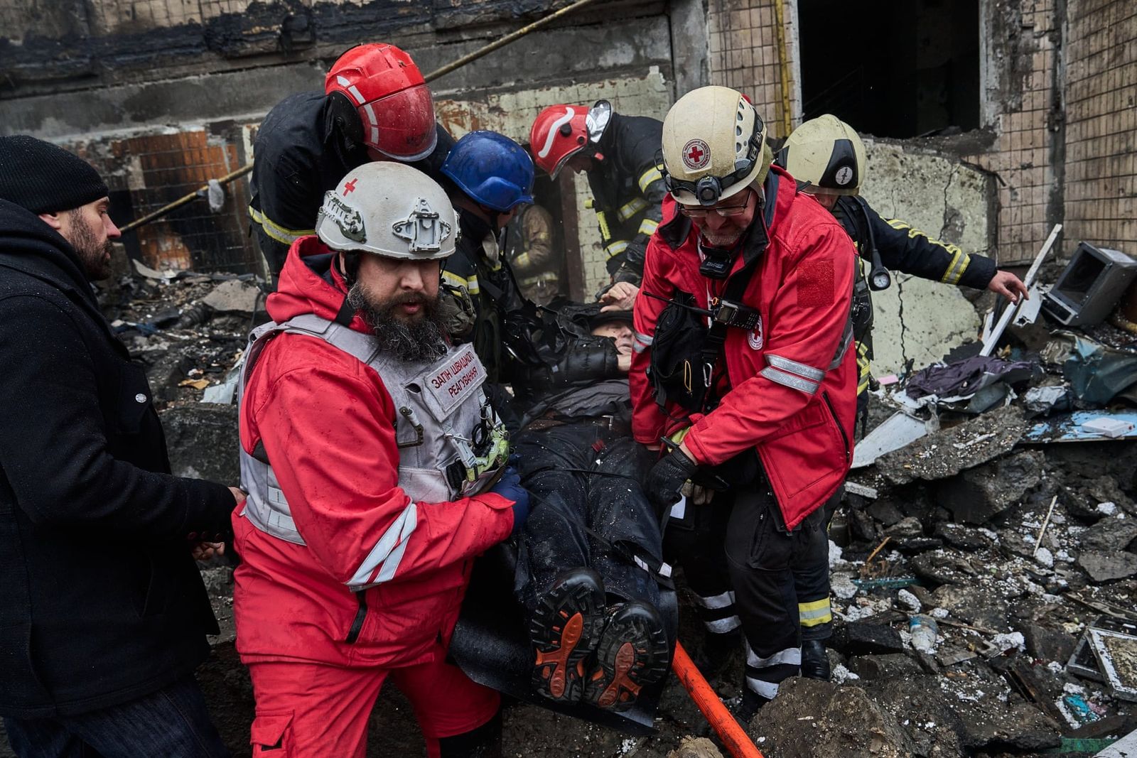 Спасатели помогают раненому от обстрела жителю Киева. 2 января / Libkos / Getty Images