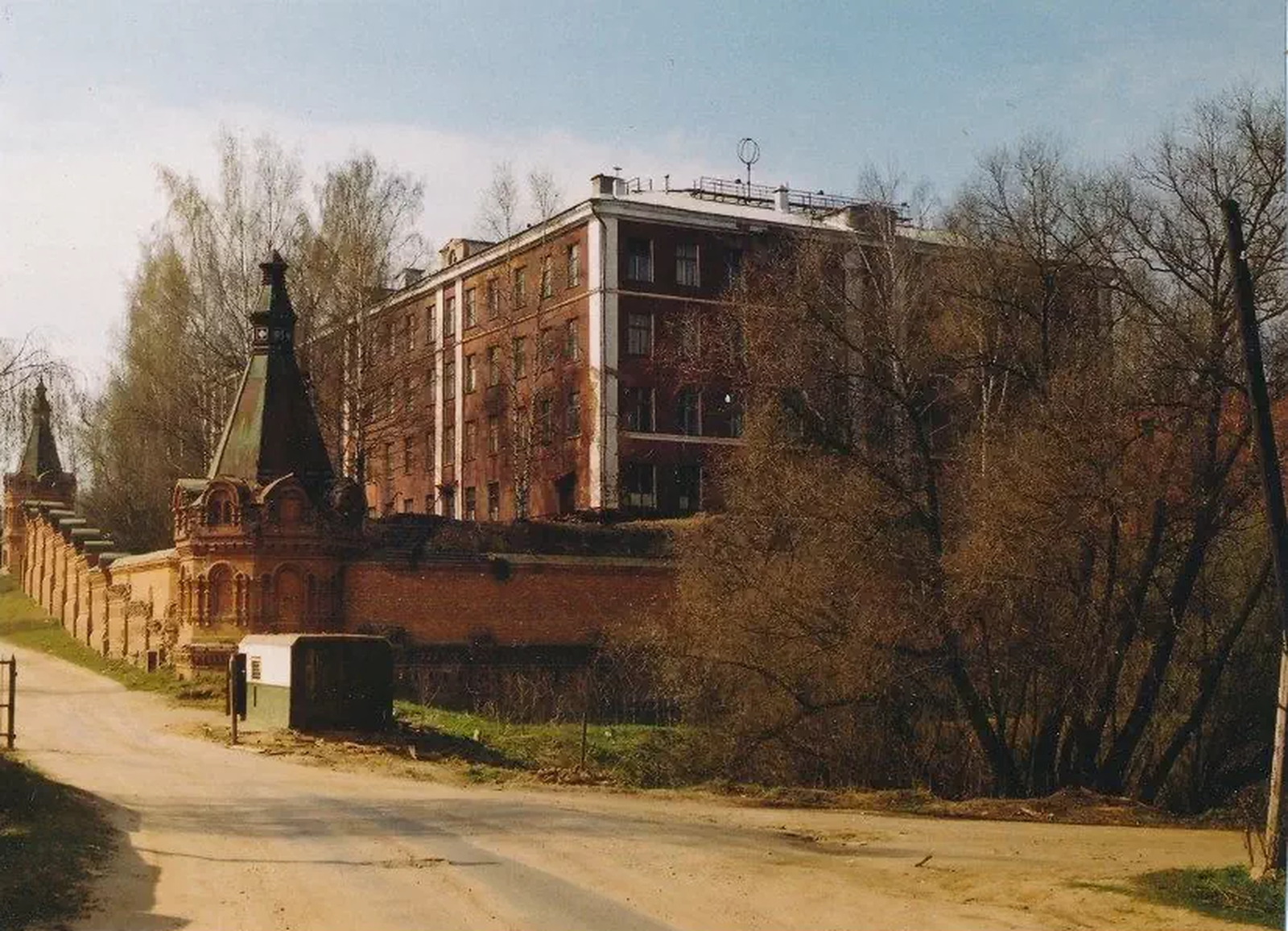 В 1950-е годы строения Гефсиманского скита были отданы министерству обороны СССР и по распоряжению последнего частично взорваны. На месте скитского кладбища построен многоэтажный учебно-административный корпус. В 1950-е годы строения Гефсиманского скита были отданы министерству обороны СССР и по распоряжению последнего частично взорваны. На месте скитского кладбища построен многоэтажный учебно-административный корпус.