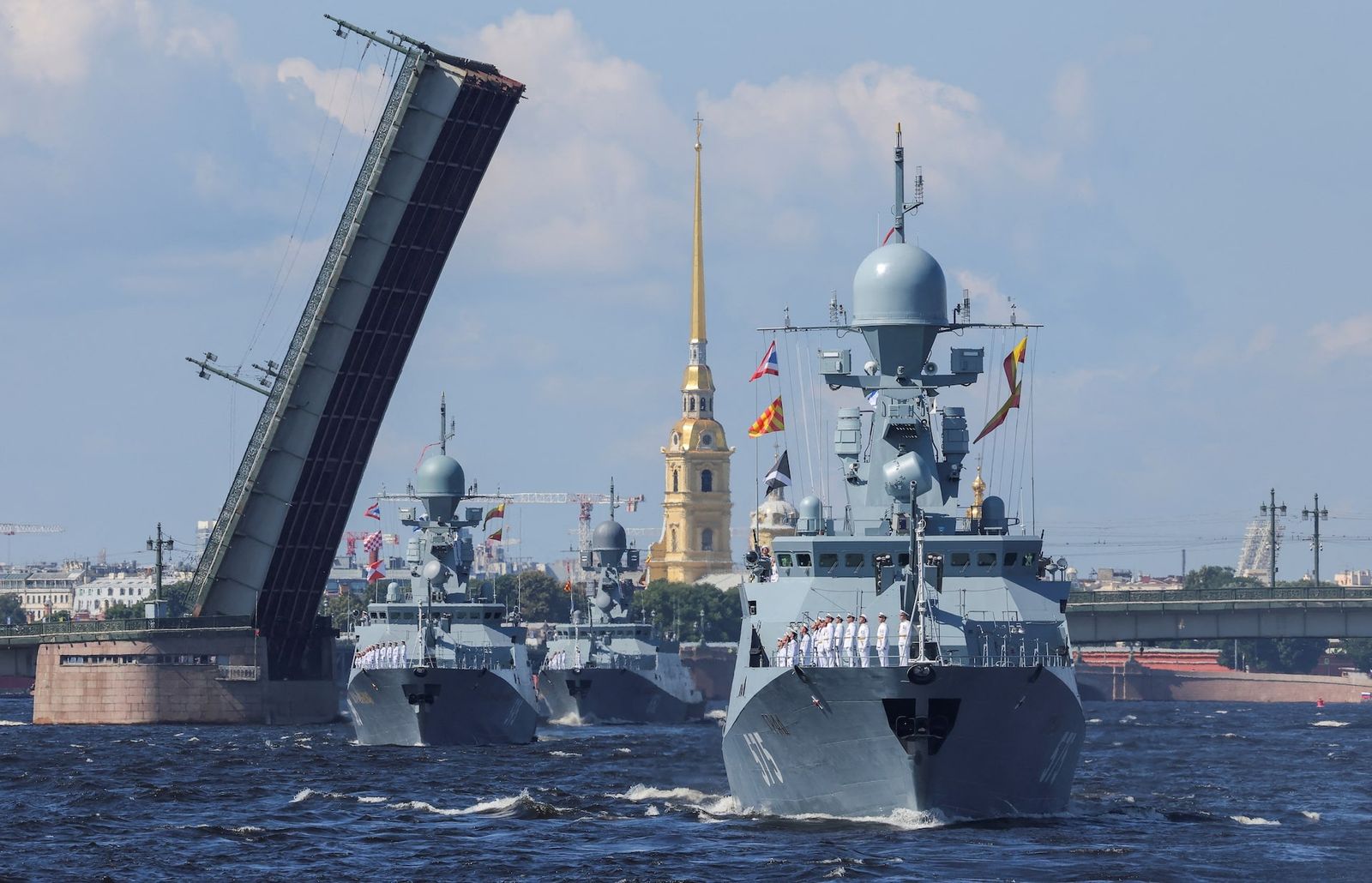 Российские военные корабли, в том числе малый ракетный корабль «Град», идут по Неве во время ежегодного парада в честь Дня Военно-морского флота в Санкт-Петербурге. 28 июля / Anton Vaganov / REUTERS