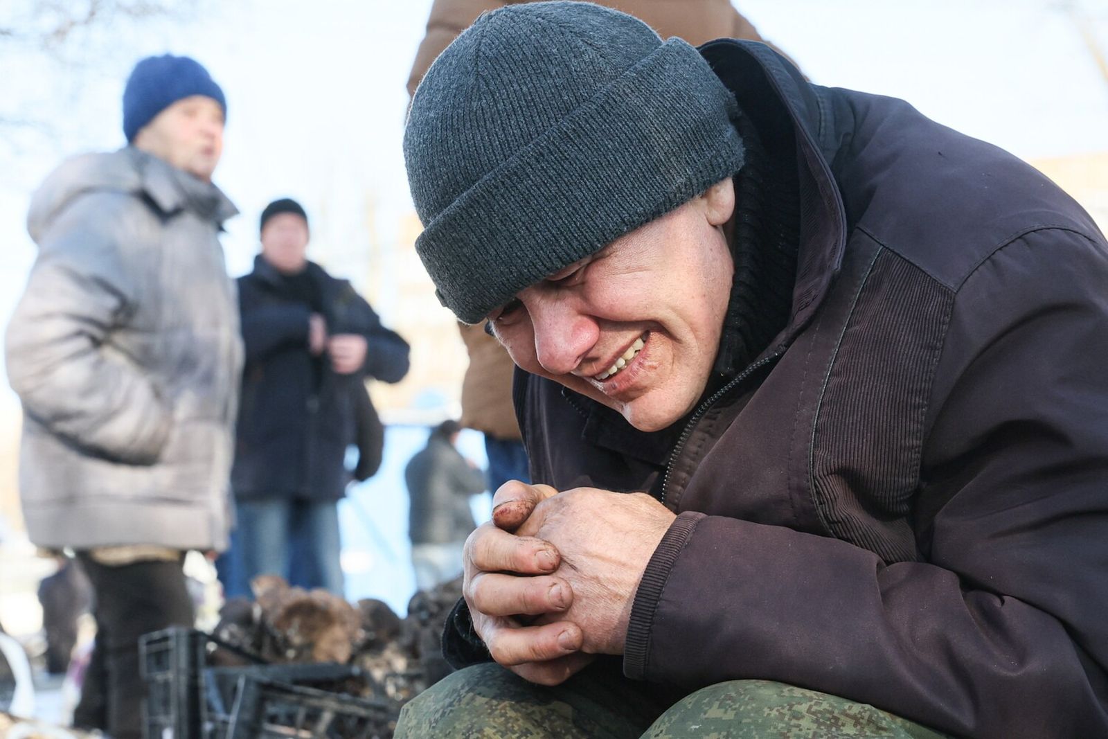 Мужчина на территории рынка «Меркурий» после обстрела Донецка. 21 января / Дмитрий Ягодкин / ТАСС