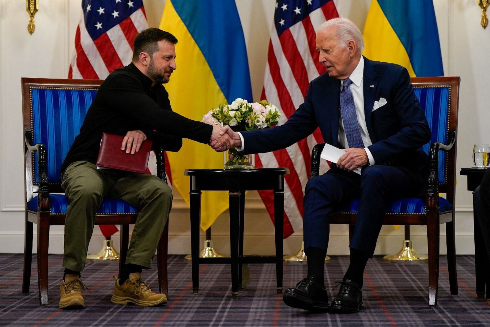 Президенты Украины и США, Владимир Зеленский и Джо Байден, на встрече в Париже. Байден объявил о новом пакете военной помощи Киеву на 225 млн долларов, а также извинился за задержки с утверждением плана финансовой поддержки страны, которые были в нач