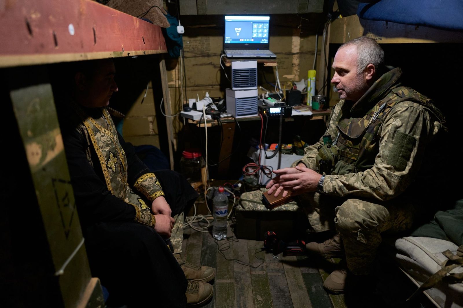 Украинский капеллан на передовой в Донецкой области. Иван молится с пехотинцами 72-й бригады «Черных запорожцев». 10 сентября / Pierre Crom / Getty Images / Meduza
