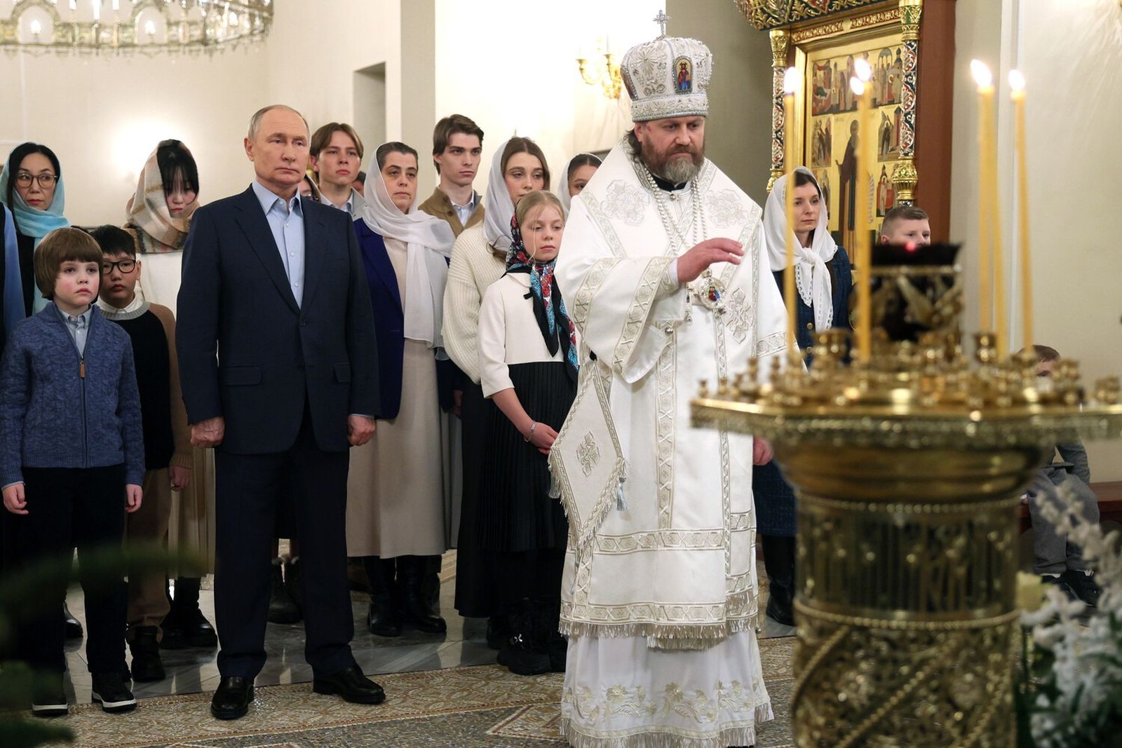 Владимир Путин во время Рождественского богослужения в храме Спаса Нерукотворного Образа на территории своей резиденции «Ново-Огарево». 7 января / Гавриил Григоров / РИА Новости
