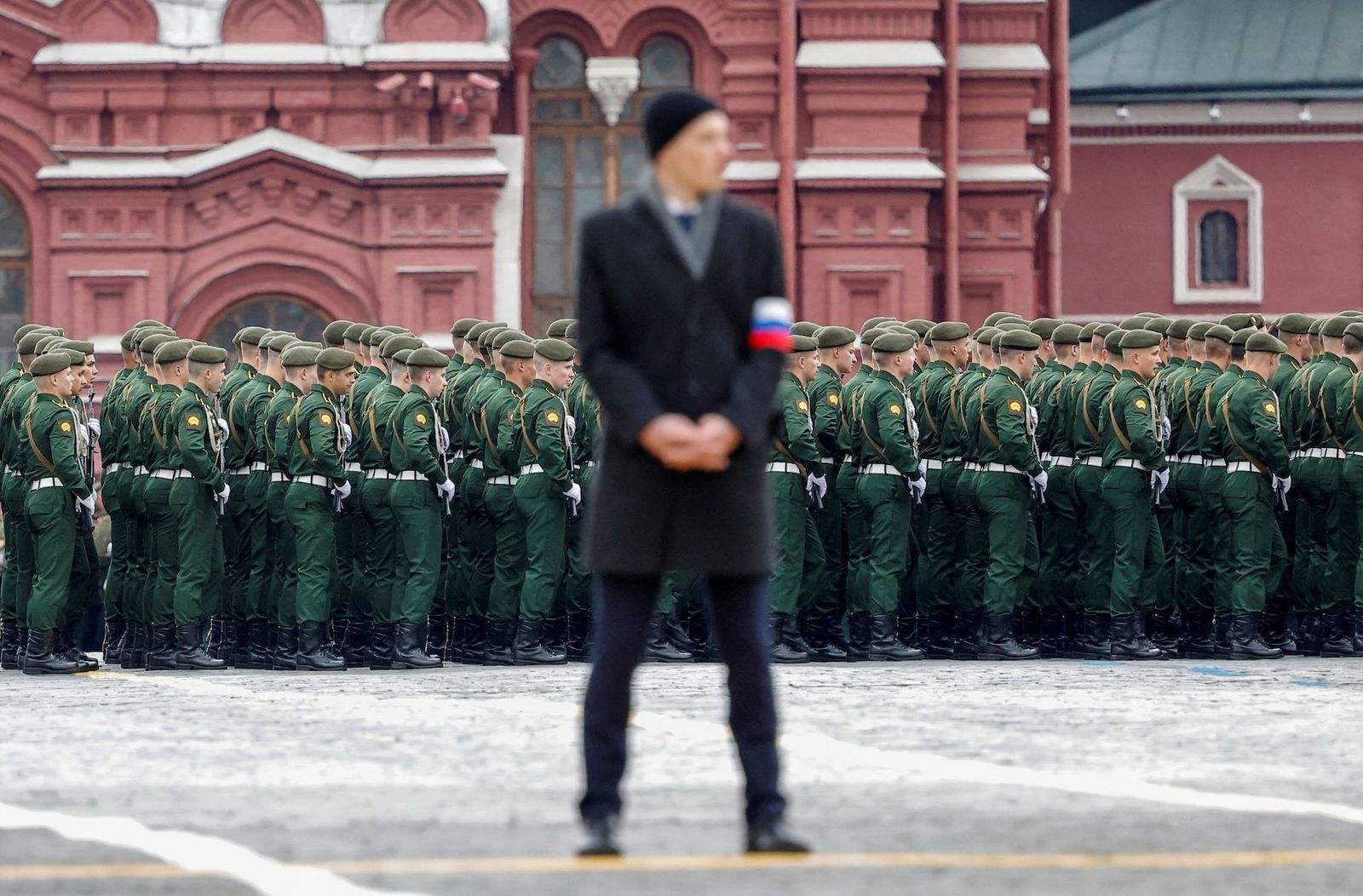 Охранник во время репетиции военного парада ко Дню Победы на Красной площади в Москве. 6 мая / Maxim Shemetov / REUTERS