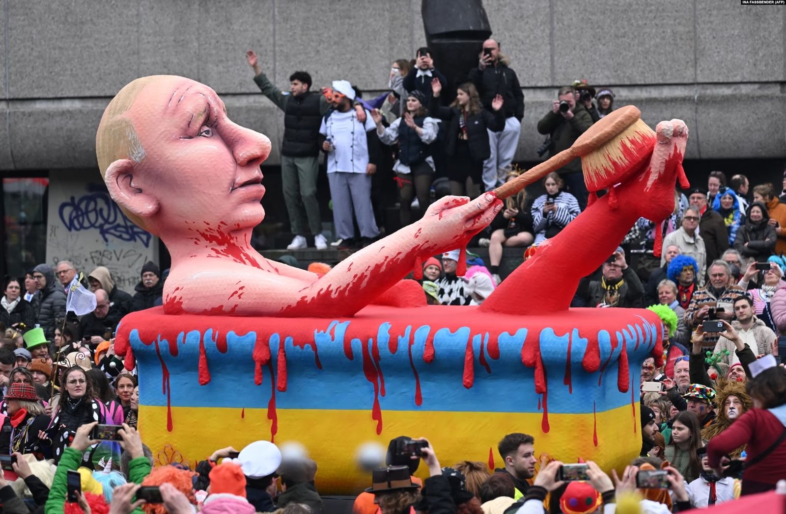 Карнавальная фигура, изображающая президента России Владимира Путина, который принимает кровавую ванну. Куклу можно было увидеть во время традиционного карнавального шествия в Дюссельдорфе. 20 февраля / AP Photo / Martin Meissner / TNH