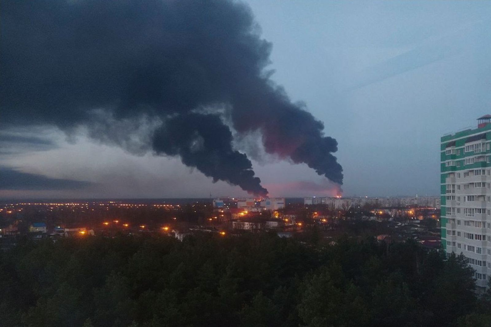 В Фокинском районе Брянска горит нефтебаза. Власти сообщили, что вспыхнули резервуары. Ранее область обстреливалась со стороны Украины. 25 апреля / Макс Кириловский / ТАСС