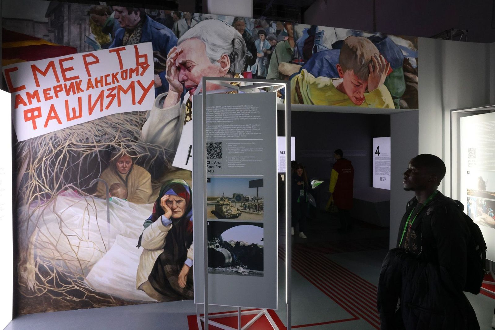 Выставка «НАТО: история обмана. История зла» проходила в рамках Всемирного фестиваля молодежи и студентов в Сочи. Российские власти утверждают, что в нем приняли участие более 20 тысяч человек из 190 стран, включая якобы «делегацию граждан Украины». 