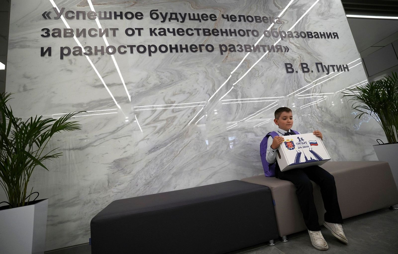 Первый учебный день первоклассника в оккупированном Мариуполе. 1 сентября / Александр Сухов / Спутник / imago images / Scanpix / LETA / Meduza