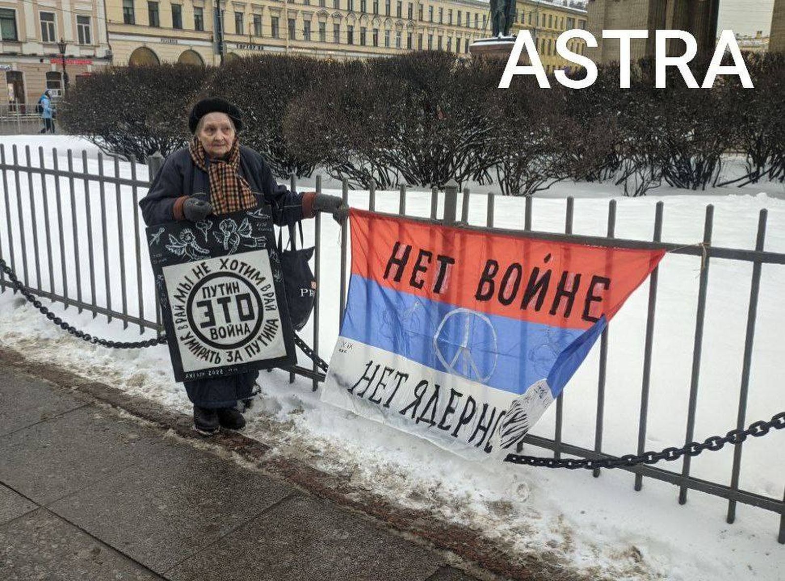 В Петербурге художница Елена Осипова встала с одиночным пикетом на Невском проспекте. 24 февраля / ASTRA / Avtozak