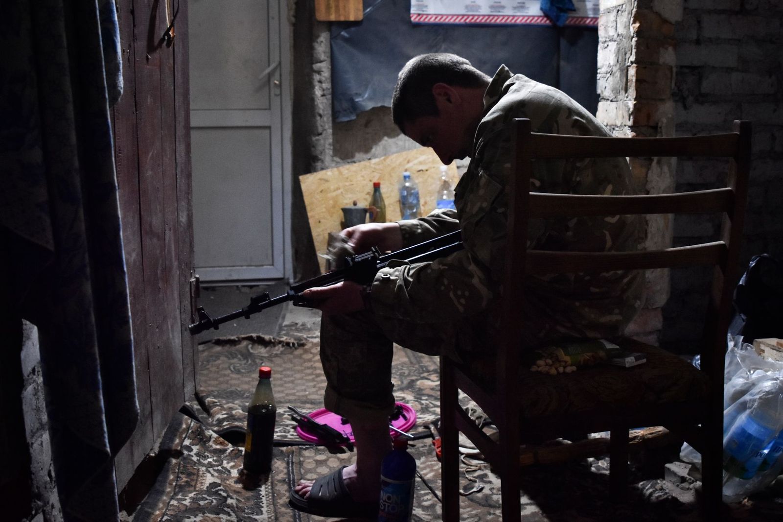 Военнослужащий ВСУ на передовой под Ореховым, расположенным рядом с линией фронта в Запорожской области. Как и Авдеевка, он почти полностью разрушен за месяцы боев. Орехов, который, как предполагается, собираются штурмовать российские войска, обороня