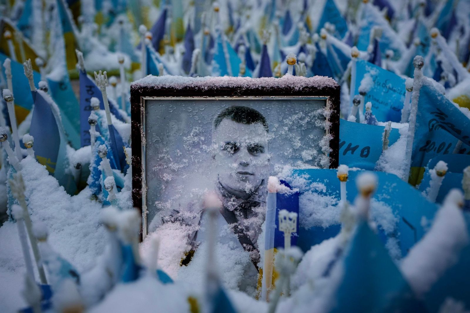 Портрет погибшего украинского солдата на мемориале в Киеве. 13 марта / Vadim Ghirda / AP / Scanpix / LETA
