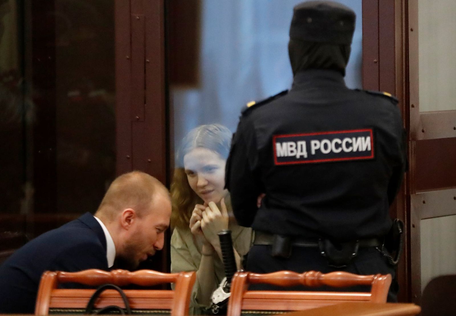 Дарья Трепова общается со своим адвокатом Даниилом Берманом во время выездного заседания в Первом военном суде Западного округа. Девушку арестовали в апреле 2023 года, обвинив в совершении теракта в петербургском кафе, в результате которого погиб вое