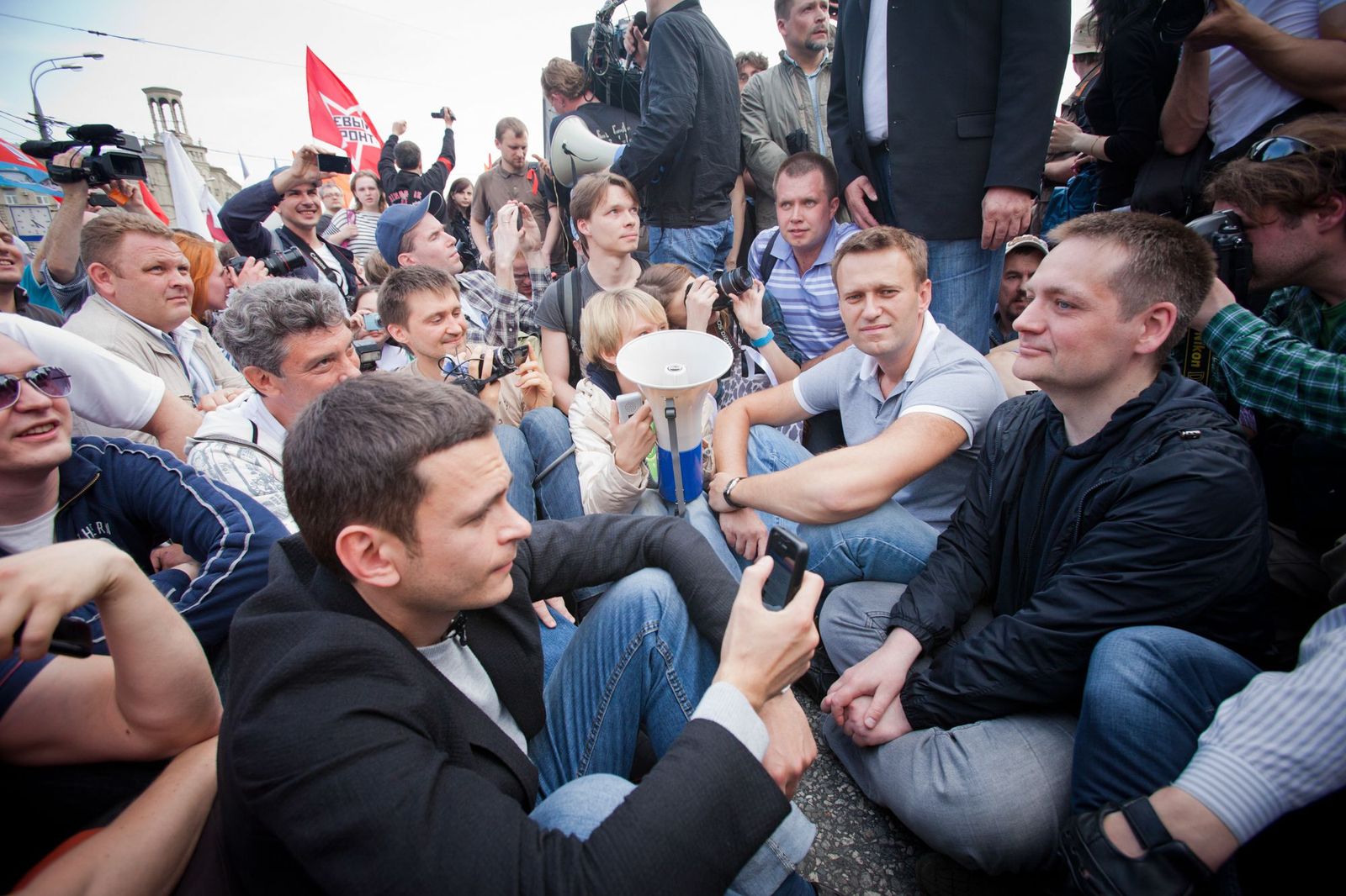 6 мая 2012 года, накануне инаугурации Владимира Путина, в центре Москвы прошел «Марш миллионов» — акция протеста против итогов президентских выборов, в которой приняли участие десятки тысяч человек. Московская полиция устроила «бутылочное горлышко» н