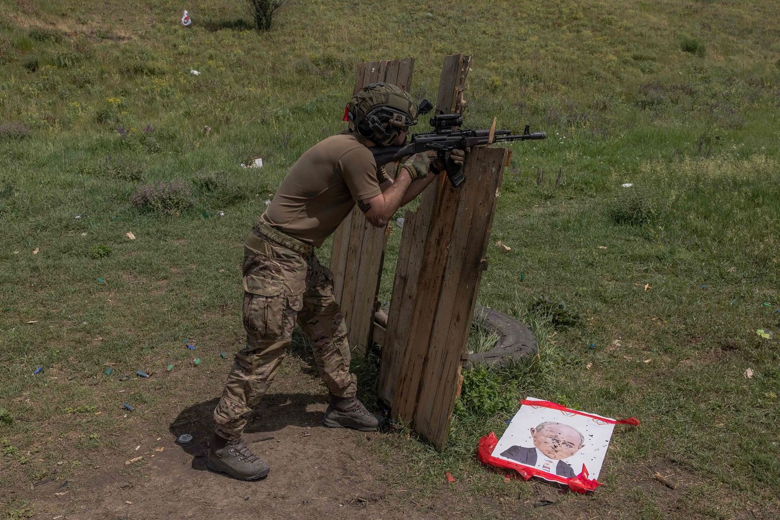 Боец ВСУ на стрельбище в Донецкой области. 18 июня / Roman Pilipey / AFP / Scanpix / LETA