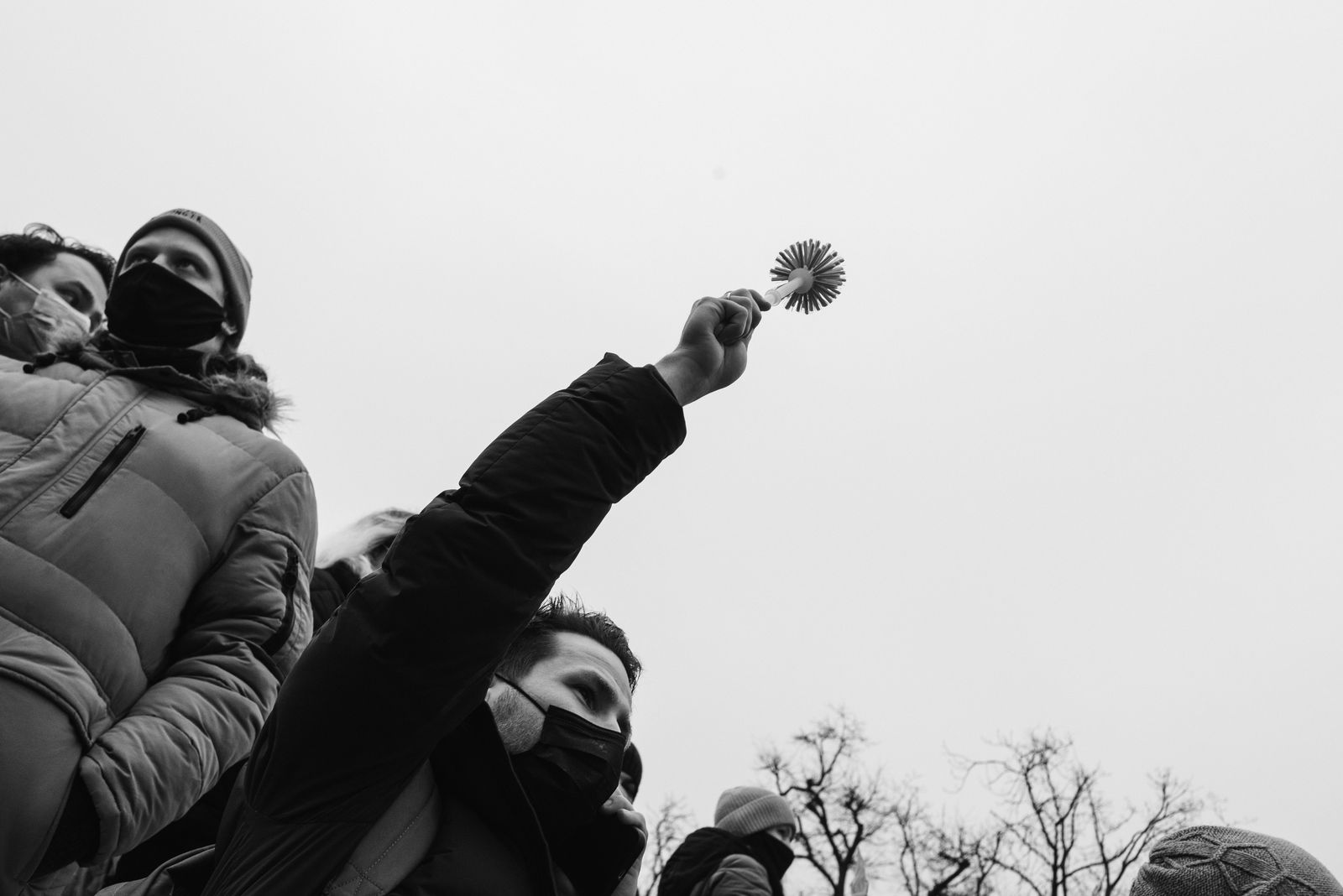 Протестующий держит туалетный ёршик, ставший символом протестов против коррупции на митинге в Москве. По оценкам ФБК на акции протеста 23 января в России вышли около 300 тысяч человек / Фото:  Александра Бойкова специально для «Дискурса» / Главные факты о политической ситуации в России: дворец, аресты и протесты по всей стране — Discours.io