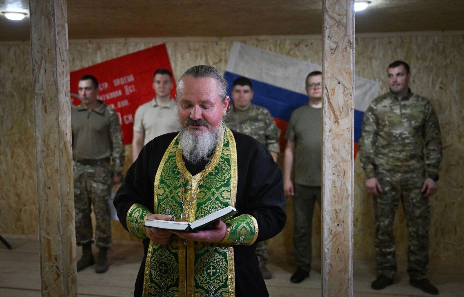 Православный священник участвует в церемонии награждения российских военных за уничтожение американских танков M1 Abrams на фронте в Украине. Премии получили бойцы группировки войск «Центр», воюющие на авдеевском направлении в Донецкой области. Денеж