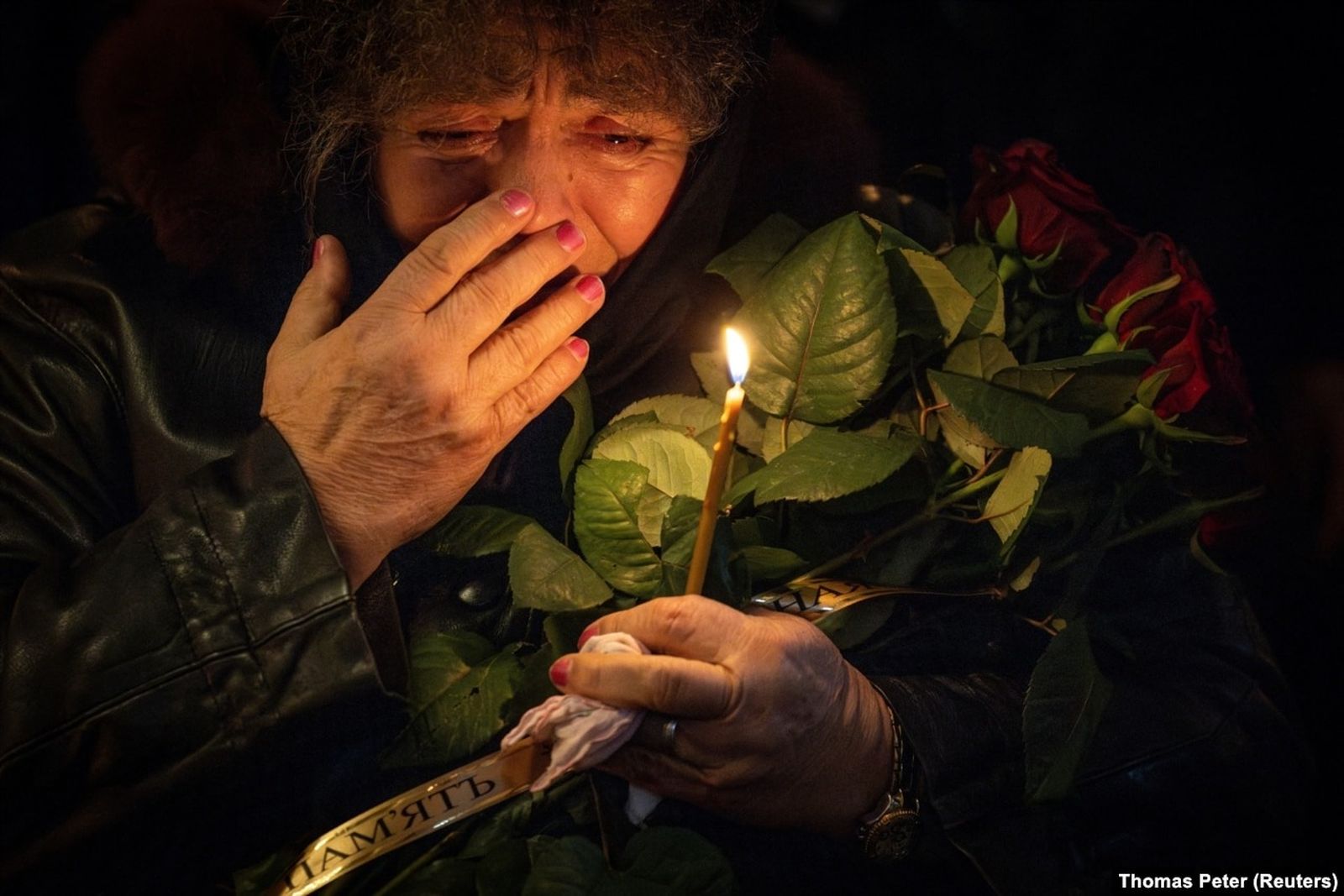 Украинка в Киеве скорбит во время похорон своего внука, погибшего в боях с российскими войсками на фронте. 19 октября / Thomas Peter / Reuters
