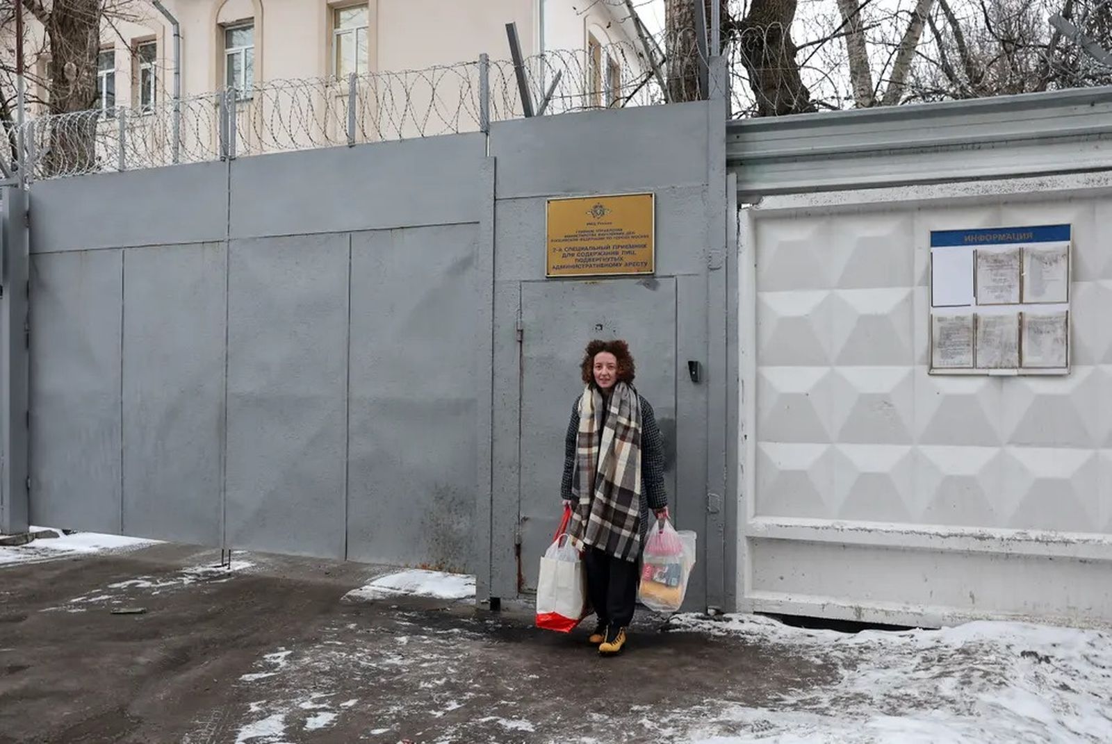 26-летняя москвичка Екатерина Вареник выходит из спецприемника, в котором она провела арест за плакат с надписью «Украинцы нам не враги, а наши братья» перед памятником Лесе Украинке. 2 февраля / Yulia Morozova / Reuters / The Guardian