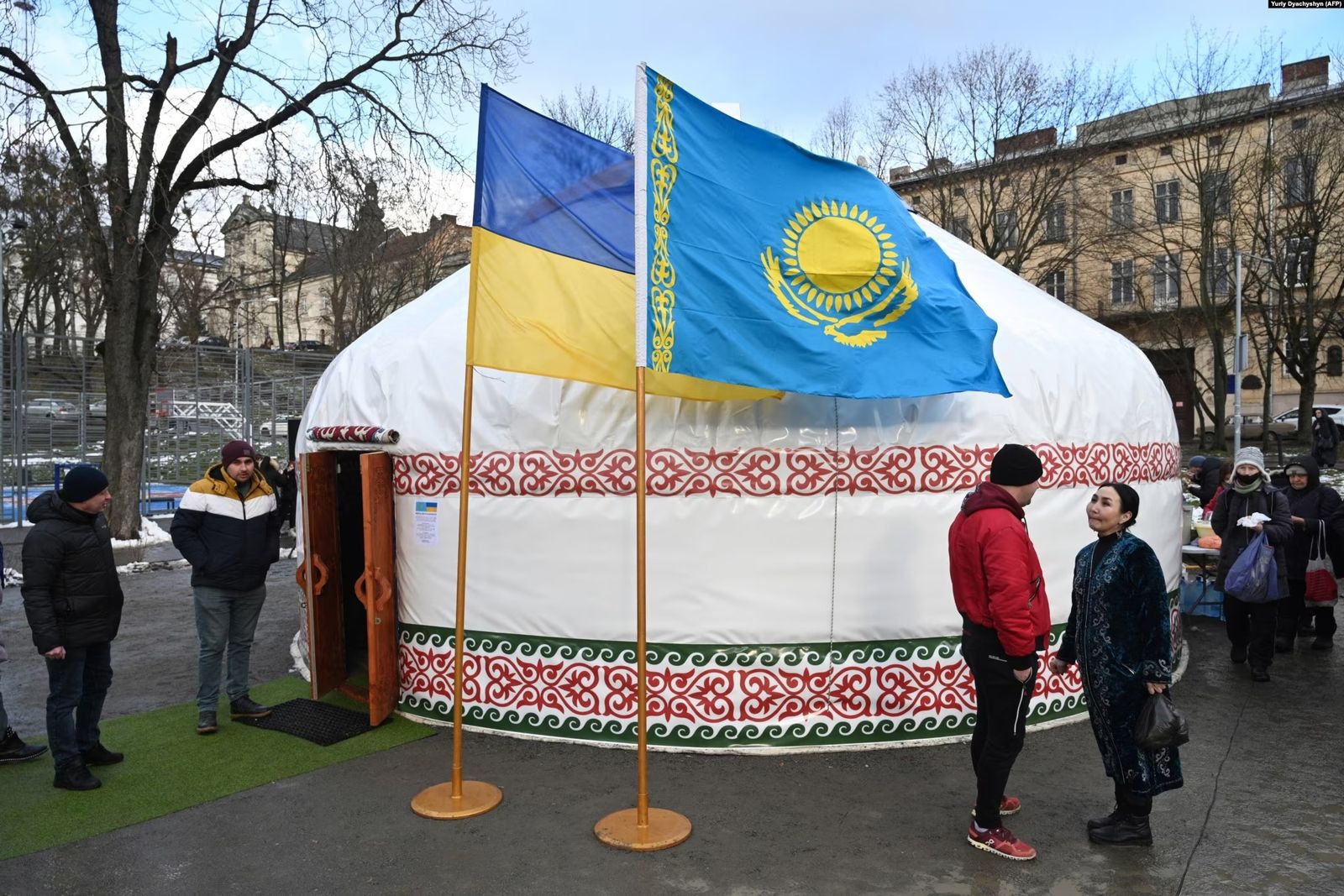 Юрта, собранная волонтерами из Казахстана, для жителей Львова, которые могут согреться в установленном сооружении. 1 февраля / AFP / Reuters / RFL