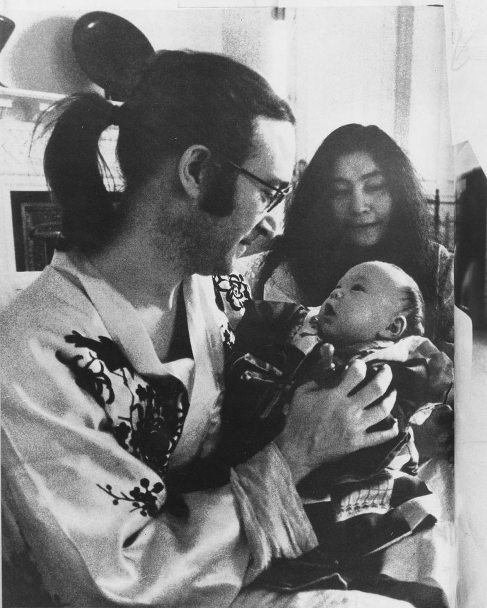 Джон Леннон, Йоко Оно и их сын Шон в 1975 году / Фото: Боба Груэн