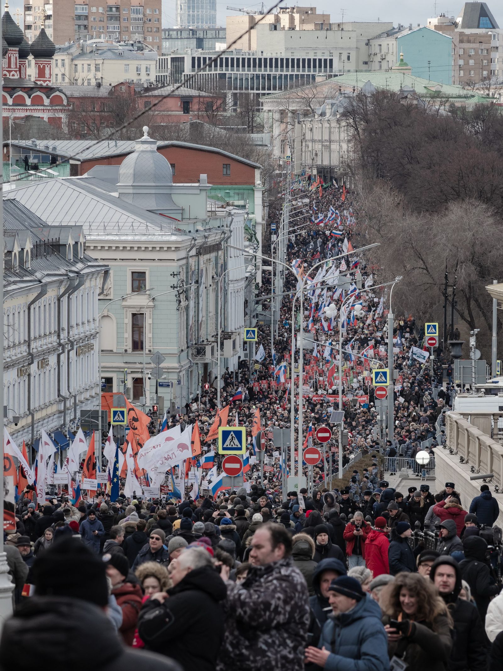 «Будто на параде, „коробочки“ митингующих волнами сменяли друг друга передо мной, попадая в кадр моего фотоаппарата: здесь были правозащитники, политические активисты, известные общественные деятели и просто неравнодушные к событию люди». / Фотографи