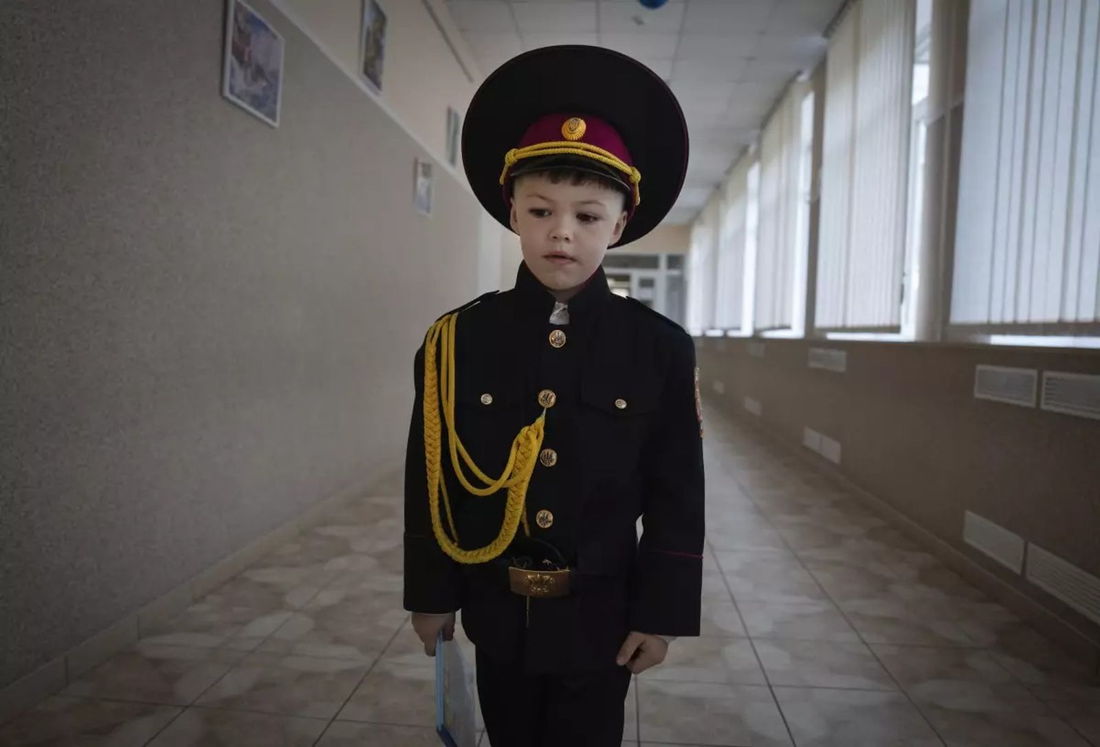 Юный курсант идет в свой класс в первый день занятий в кадетском лицее в Киеве. 4 сентября / Efrem Lukatsky / AP Photo 