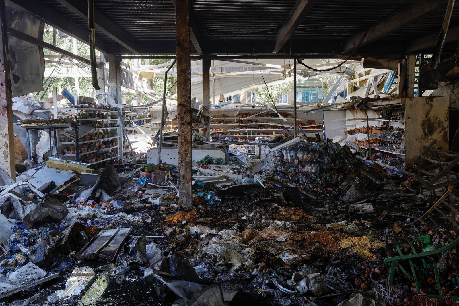 Торговый зал супермаркета в Донецке после обстрела. 3 июля / Alexander Ermochenko / Reuters / Scanpix / LETA