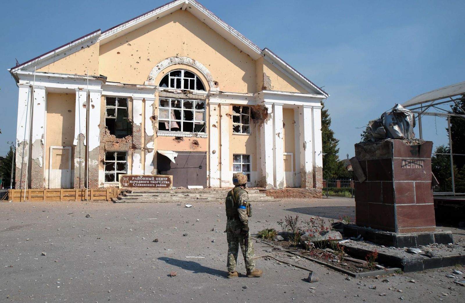 Украинский солдат около постамента в центре Суджи, на котором больше нет памятника Ленину, а надпись «Ленин» перечеркнута. 21 августа / EPA-EFE