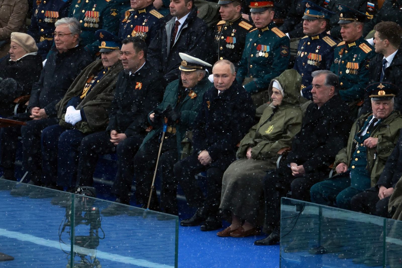 Владимир Путин смотрит парад Победы с ветеранами Великой Отечественной. За его спиной сидит майор Борис Дудко из 76-й гвардейской десантно-штурмовой дивизии ВДВ, которую обвиняют в убийстве мирных жителей во время оккупации Бучи. 9 мая / Вячеслав Про