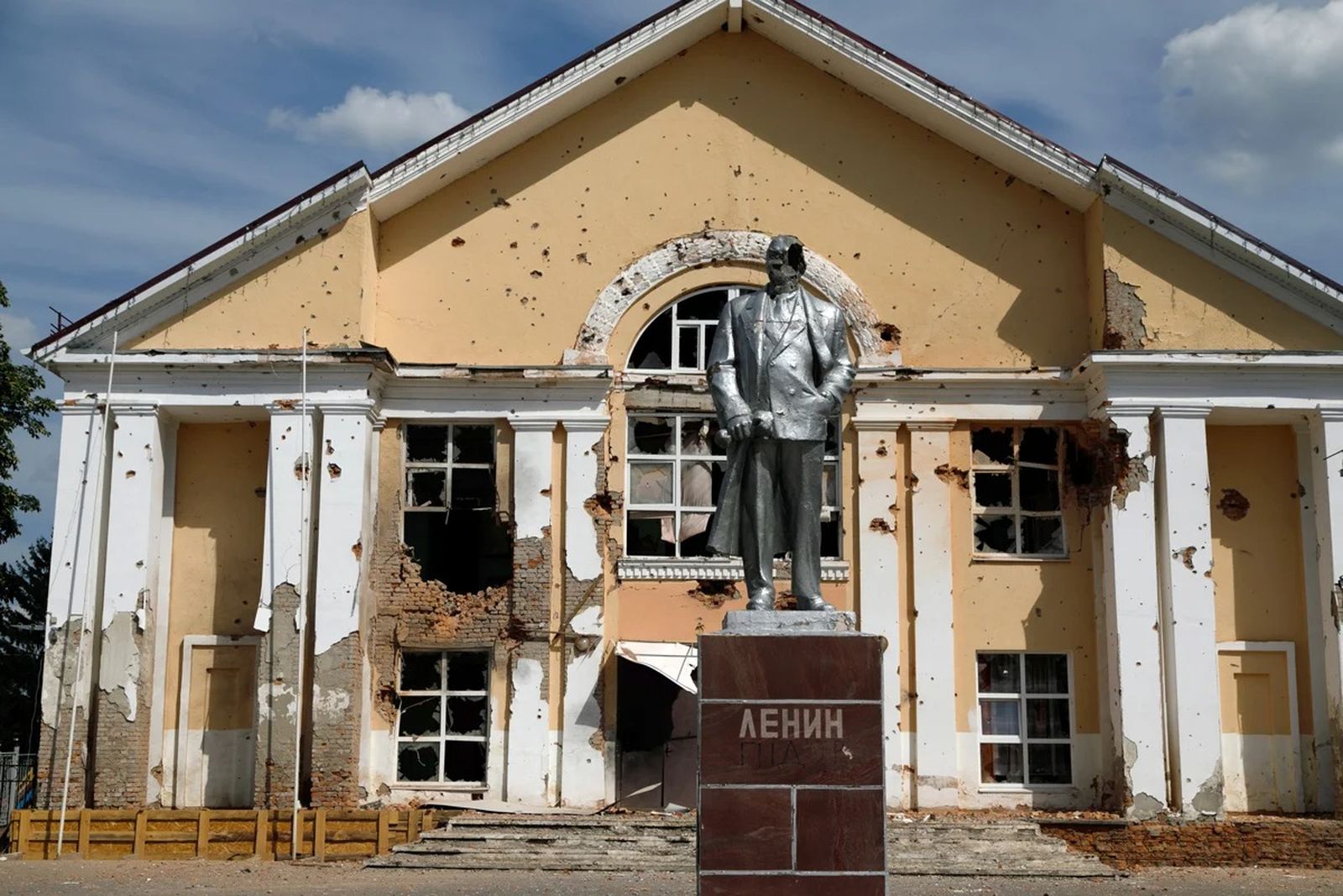 «Ленин пидор». Поврежденный памятник Ленину на центральной площади Суджи. 16 августа / Кирилл Чуботин / Укринформ / Sipa USA