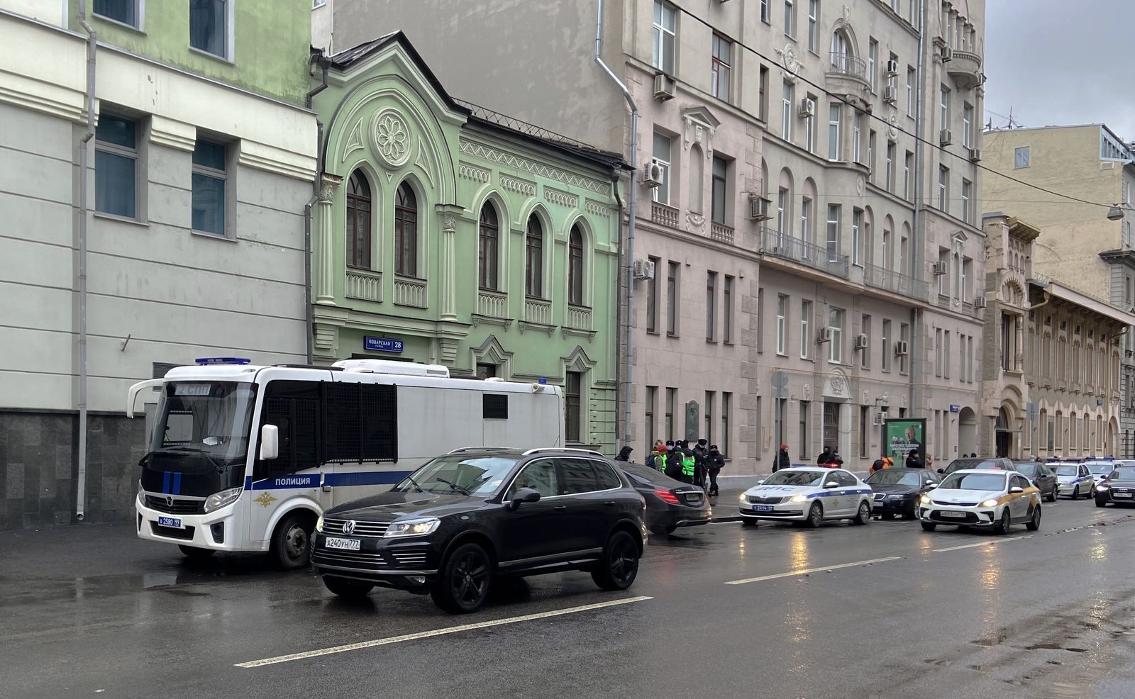 Были задержаны 4 человека. Среди них — фигурант «московского дела» Константин Котов. Несмотря на то, что на слушании он присутствовал в качестве представителя СМИ, его арестовали на 9 суток / Костя Сиденко Были задержаны 4 человека. Среди них — фигурант «московского дела» Константин Котов. Несмотря на то, что на слушании он присутствовал в качестве представителя СМИ, его арестовали на 9 суток / Костя Сиденко