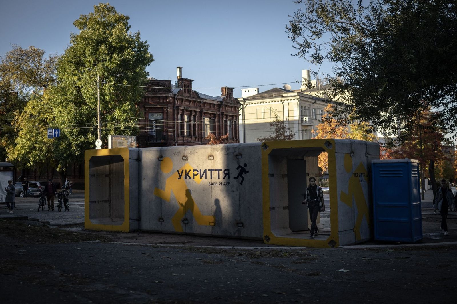 Укрытие от обстрелов, установленное в центре Днепра. Город регулярно подвергается российским обстрелам. В ночь на 16 октября системы ПВО сбили над Днепром беспилотник — обломки упали на одно из зданий в городе, оно загорелось. Огонь удалось быстро по