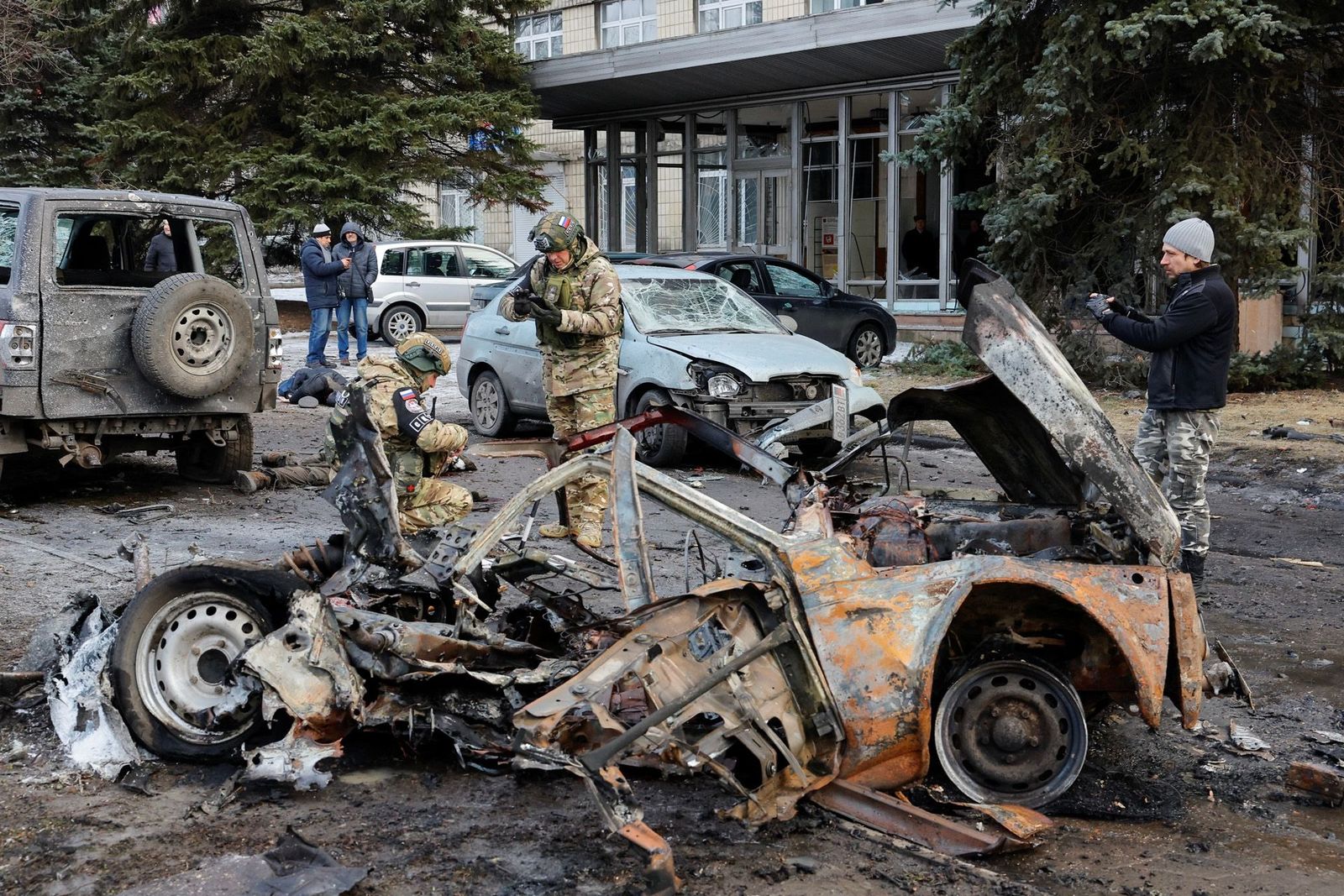 Гражданский автомобиль, сгоревший в результате обстрела Донецка. Украинские войска 29 января обстреляли оккупированный Донецк. Удары пришлись по Калининскому району на востоке города. Назначенный Москвой мэр Алексей Кулемзин сообщил о трех погибших и
