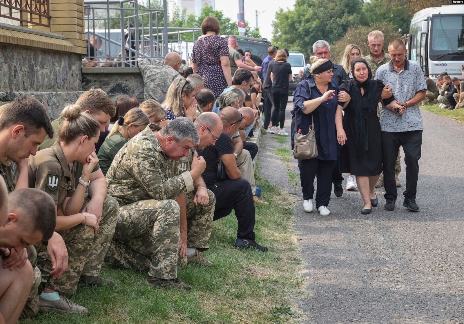 Родственники и друзья на похоронах украинских военных летчиков в Полтаве. Близкие собравшихся погибли 29 августа в результате крушения двух вертолетов в Донецкой области. 1 сентября / Reuters / Voice of America