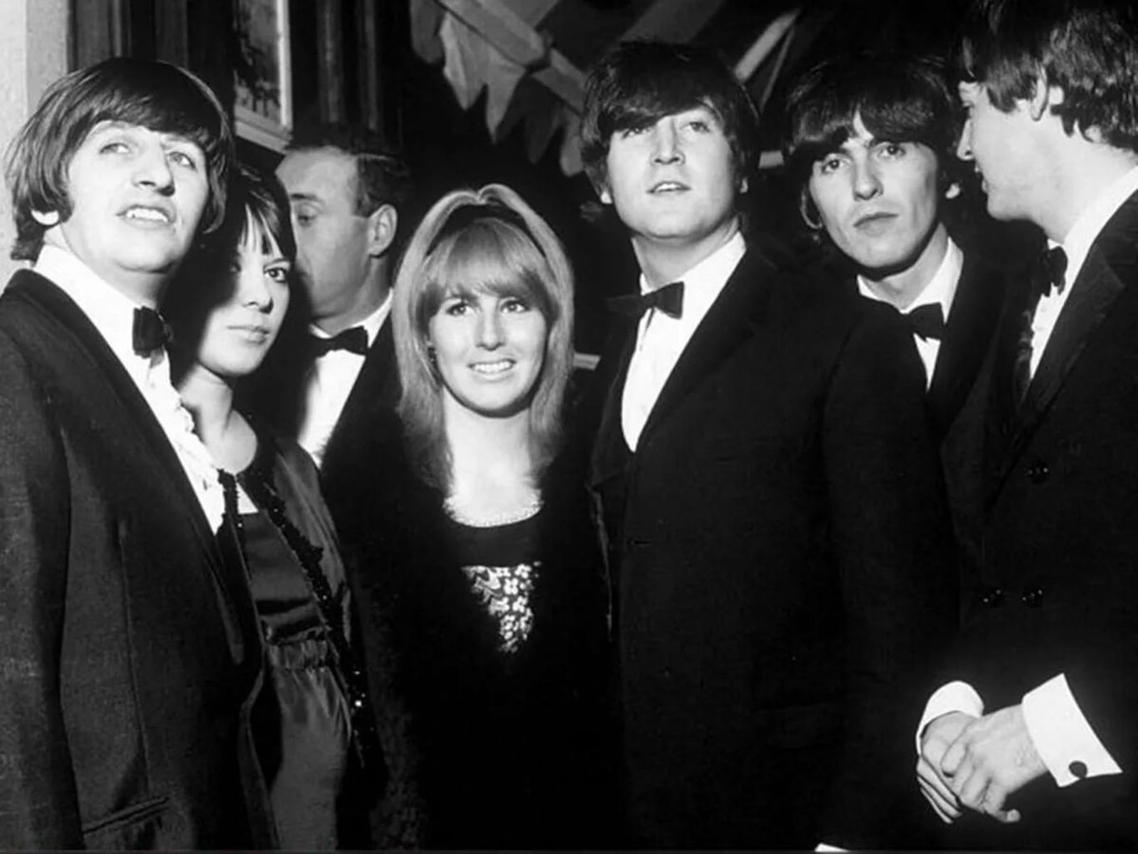 Джон Леннон с коллегами из The Beatles и первой женой Синтией Пауэлл / Фото: Неизвестный автор