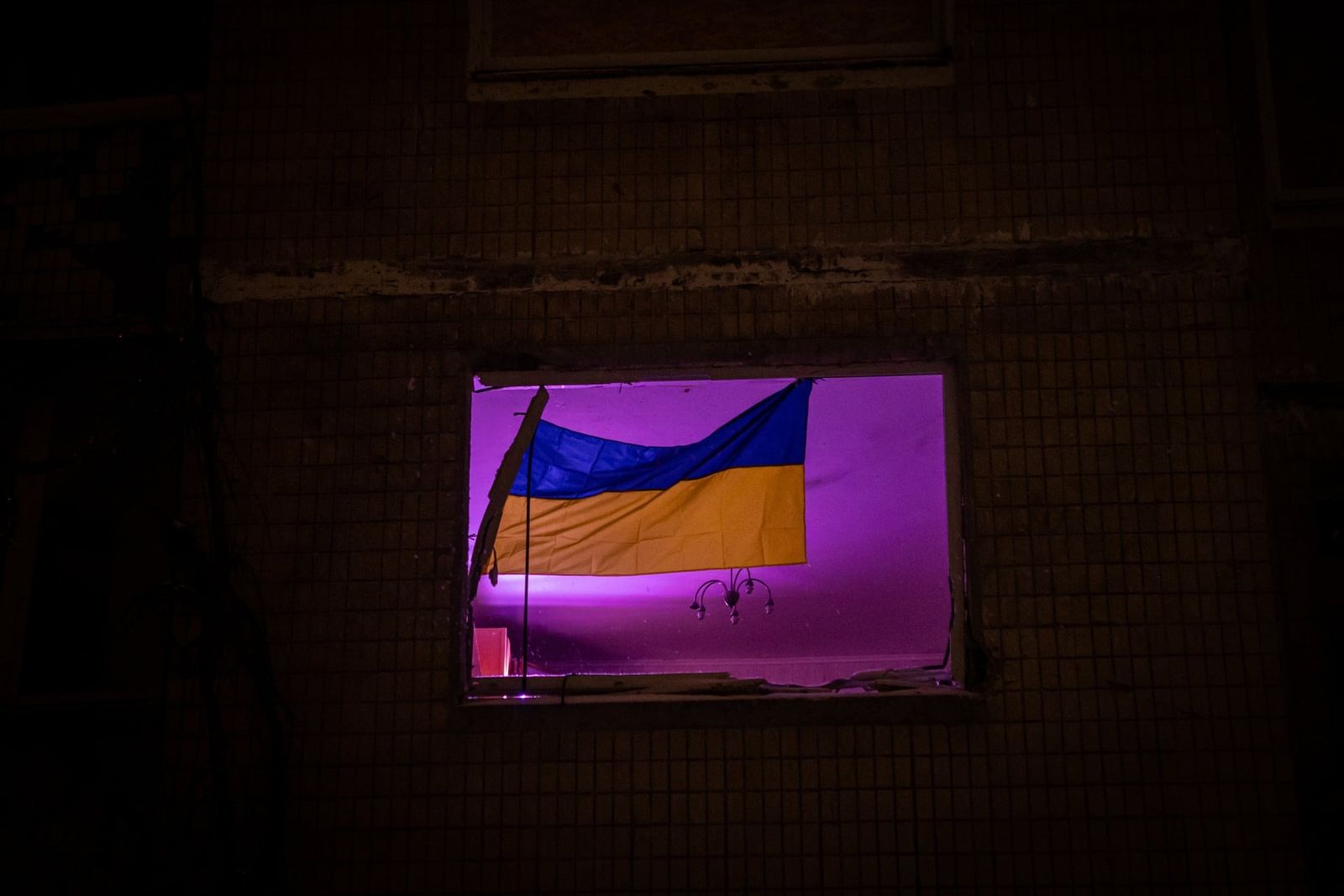 Украинский флаг в окне поврежденного от ракетного удара жилого дома в Киеве. 2 января / Global Images Ukraine