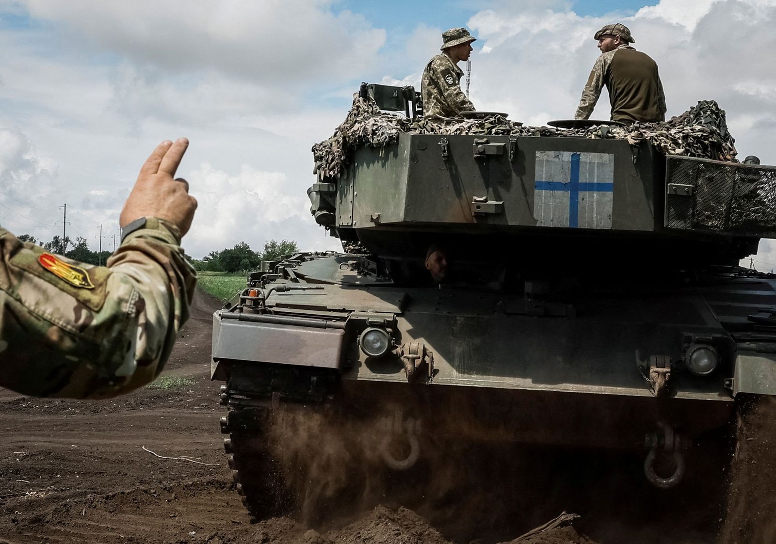 Бойцы 33-й отдельной бригады проводят «тест-драйв» одного из танков Leopard 2A4. 16 июня / Alina Smutko / Reuters / Scanpix / LETA