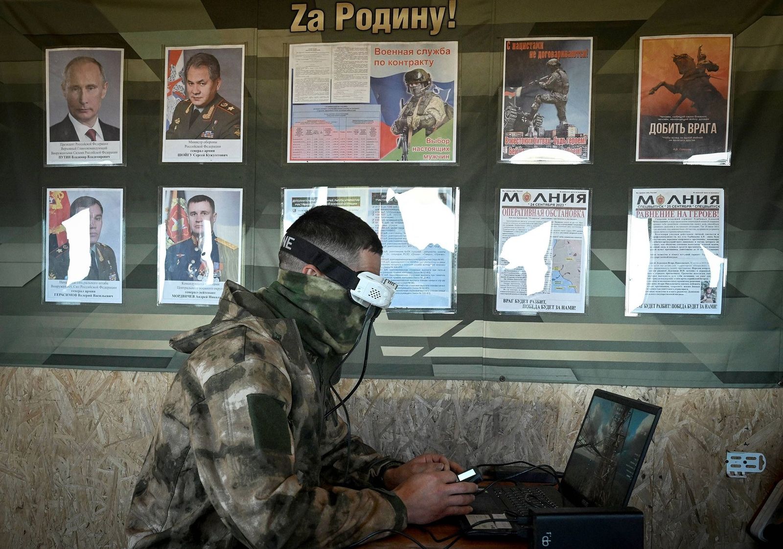 Российский военнослужащий Центрального военного округа тренируется управлять разведывательными и ударными беспилотниками. 27 сентября / Stanislav Krasilnikov / Sputnik / Scanpix / LETA / Meduza