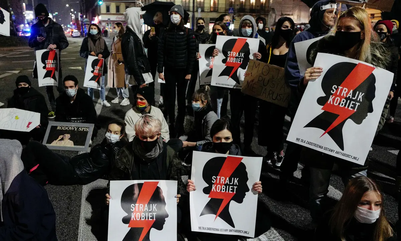 Протесты «Женская забастовка» — «Strajk Kobiet» — включали масштабные демонстрации в крупных городах Польши, участники которых были одеты в черную одежду, символизирующую траур по правам женщин. / Источник Протесты «Женская забастовка» — «Strajk Kobiet» — включали масштабные демонстрации в крупных городах Польши, участники которых были одеты в черную одежду, символизирующую траур по правам женщин. / Источник