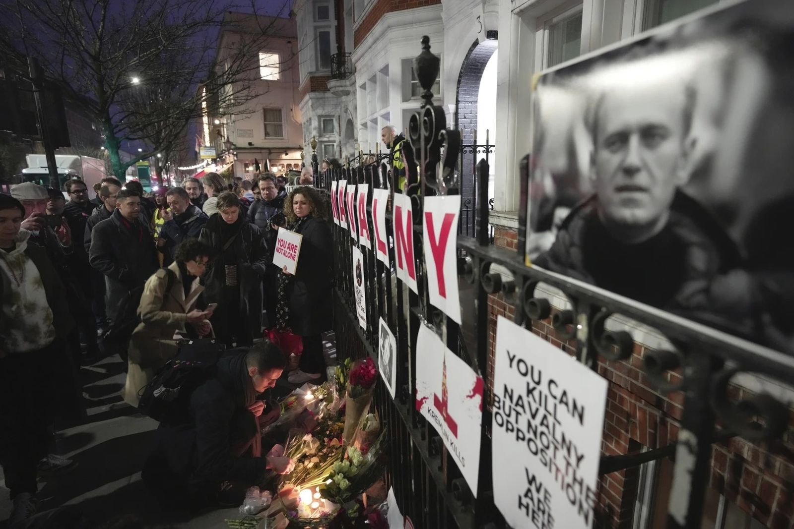 Импровизированный мемориал в память о Навальном напротив посольства России в Лондоне. 16 февраля / Kin Cheung / AP Photo